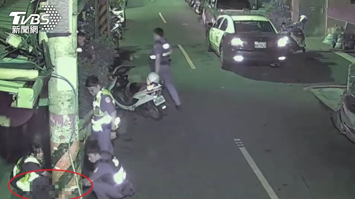 吳男左大腿被砍多刀，警方到場為他止血。（圖／TVBS）