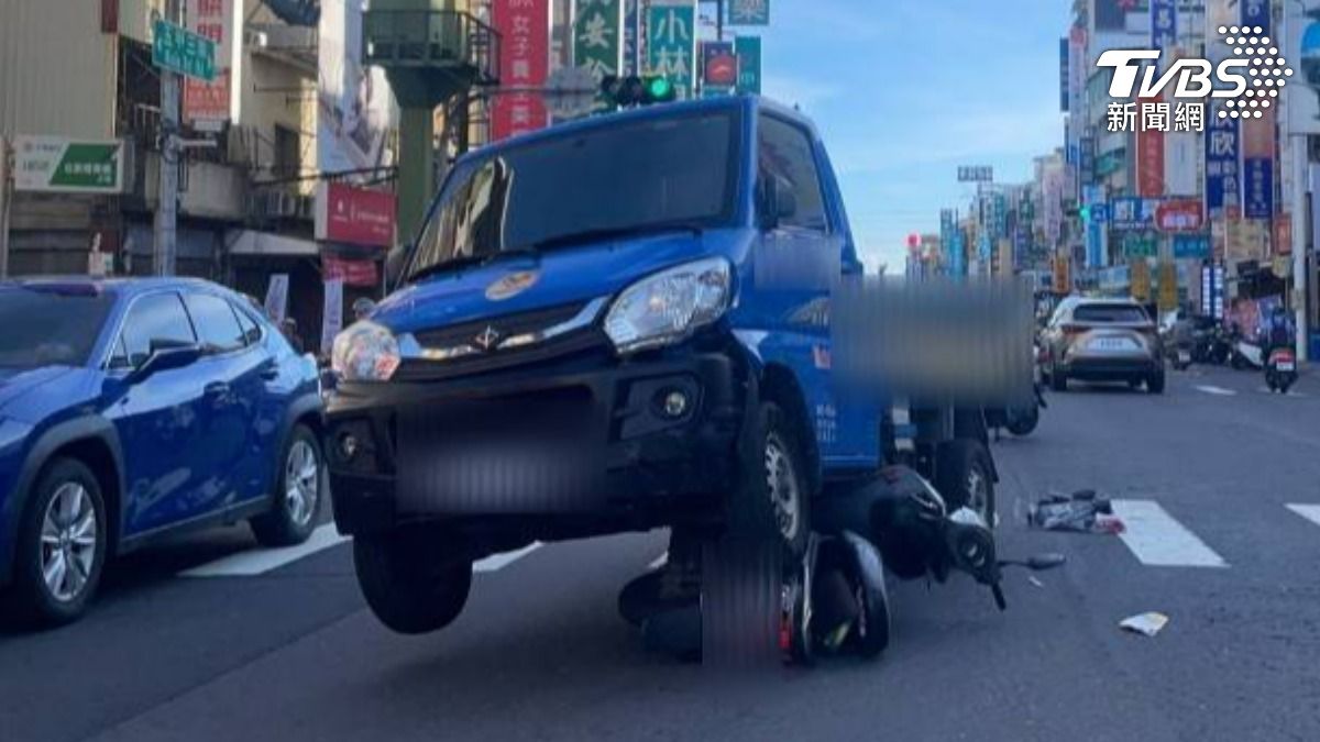 有片/驚悚一瞬間!高雄阿伯「切西瓜」 撞飛摔進貨車底