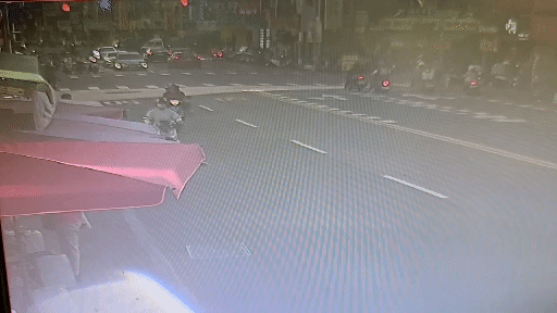 阿伯「切西瓜」結果與小貨車發生碰撞。(圖/TVBS)