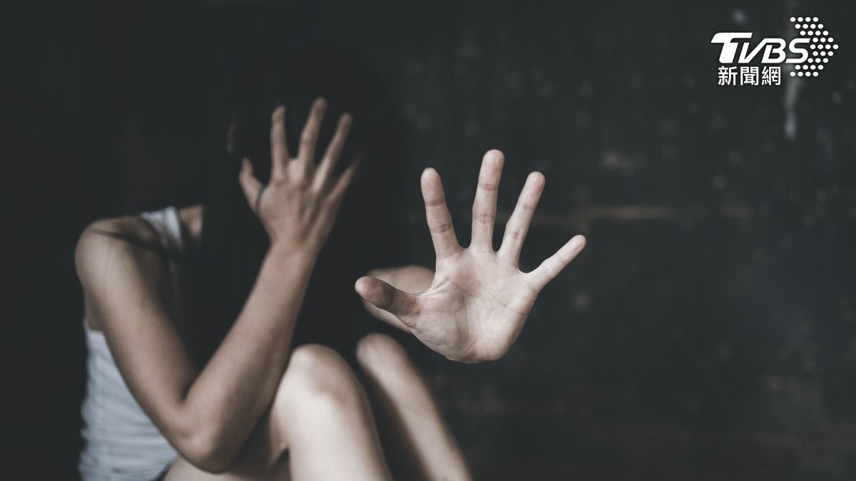 受害者意識稍微清醒後試圖反抗,但髮型師仍繼續為所欲為。(示意圖,非當事人/達志影像shutterstock)