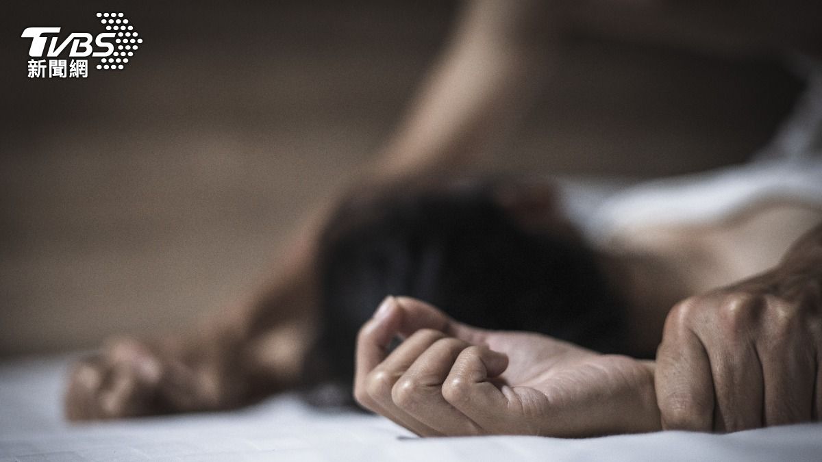 髮型師面臨強姦、性侵、錄影、傳播和私藏猥褻影像等罪名,最終被判17年半的有期徒刑、外加20次的鞭刑。(示意圖,非當事人/達志影像shutterstock)