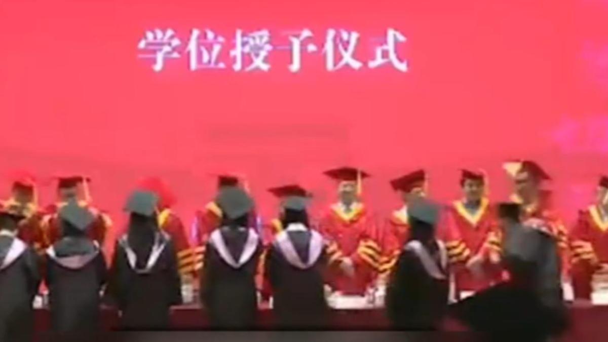 台生復旦畢典打老師遭治安拘留 校方:已告知本人開除學籍