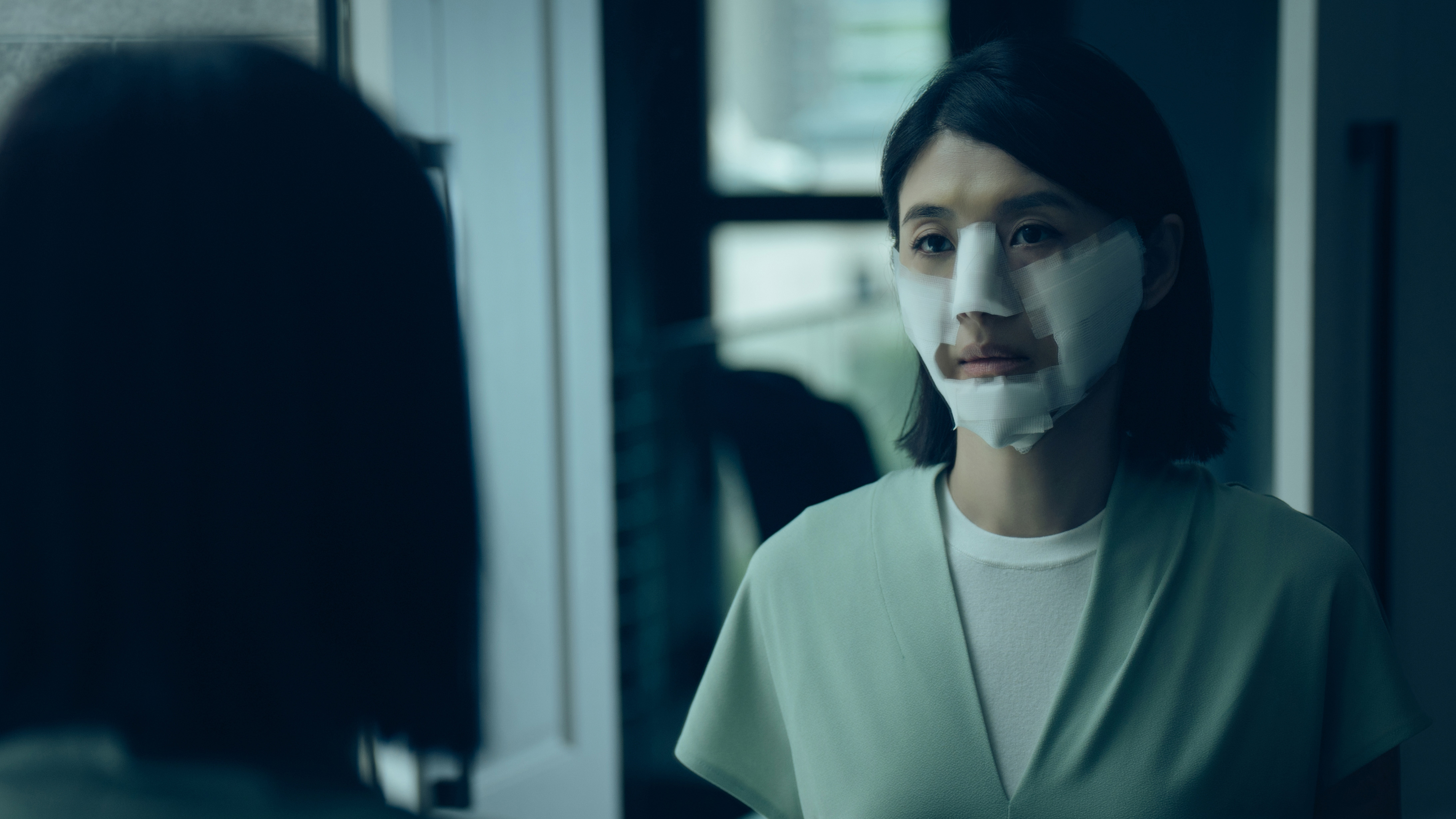 冷面法醫蘇慧倫「變臉」成幕後大魔王。(圖/Netflix提供)