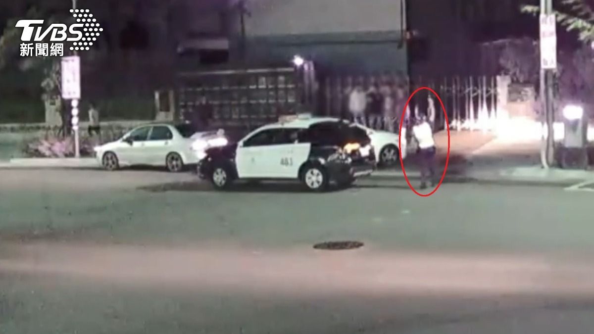 同伴被誤傷!大姐頭率眾亂棒砸車 14人當街追逐互毆全被抓