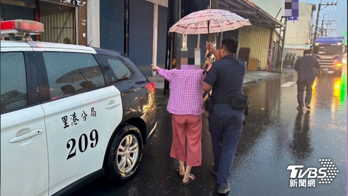 屏東老母親「雨中撐傘」衝派出所找女兒　背後洋蔥原因曝光