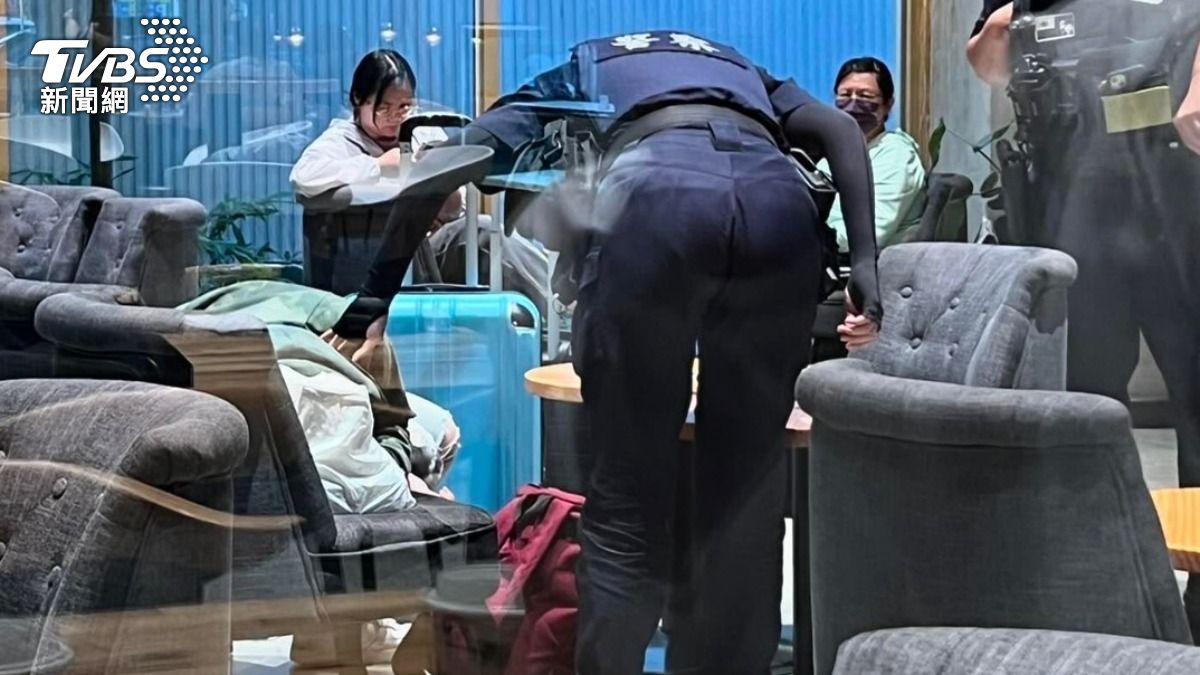 警方獲報到場前往關心周女,查證時周女拒絕出示證件。(圖/TVBS)