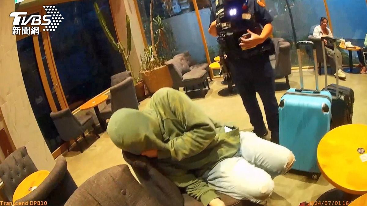 警方獲報到場前往關心周女,查證時周女拒絕出示證件。(圖/TVBS)