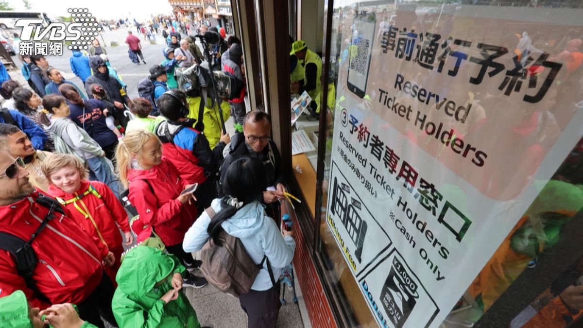 富士山祭新規仍現亂象 陸客拉行李箱登山、外國人忘預約遭攔