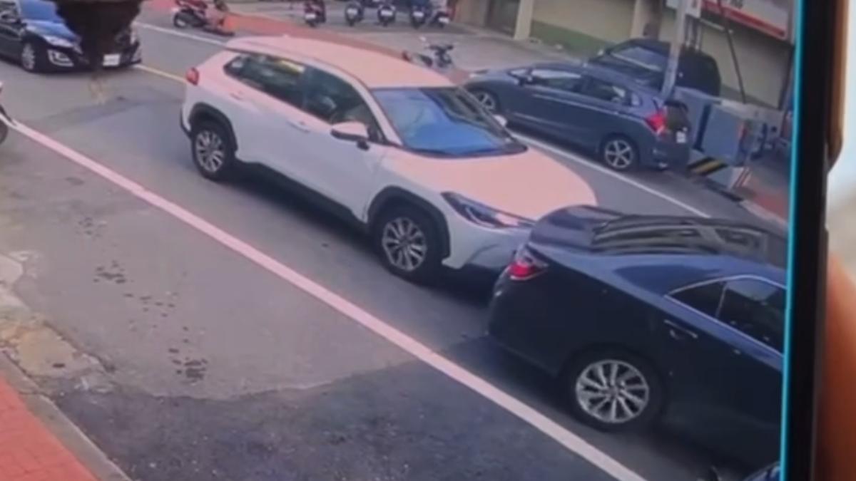 有片/新竹男倒退嚕撞後車 竟嗆「我要倒車為何在我後面停車」