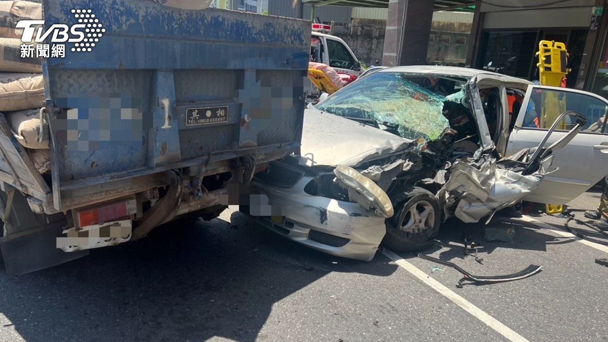 快訊/麻豆嚴重車禍!載水泥貨車猛撞 轎車「左側削毀」駕駛送醫