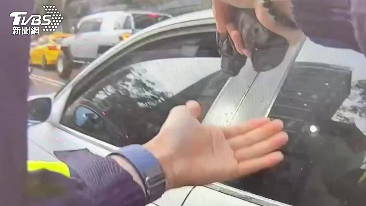 有片/男北市違停拒檢!逆向蛇行衝人行道 困車陣遭上銬逮捕