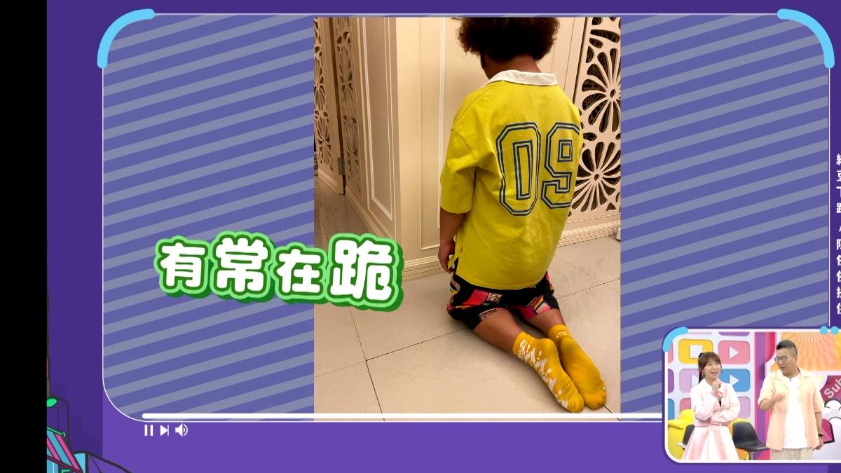 主持人讚納豆跪姿標準。(圖/緯來戲劇台提供)
