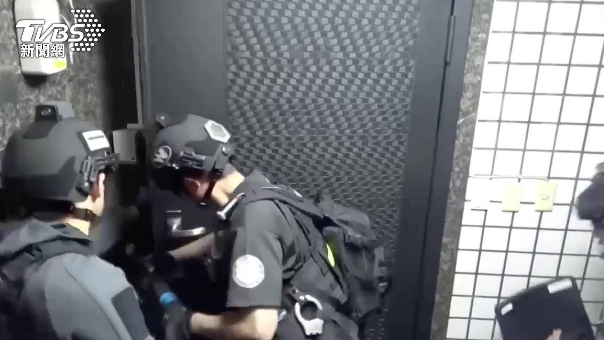 警方荷槍實彈破門攻堅。(圖/TVBS)