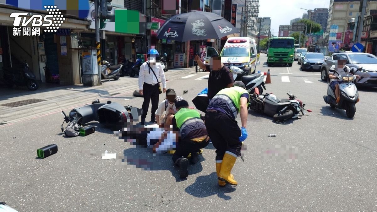 警消人員到場搶救。(圖/TVBS)