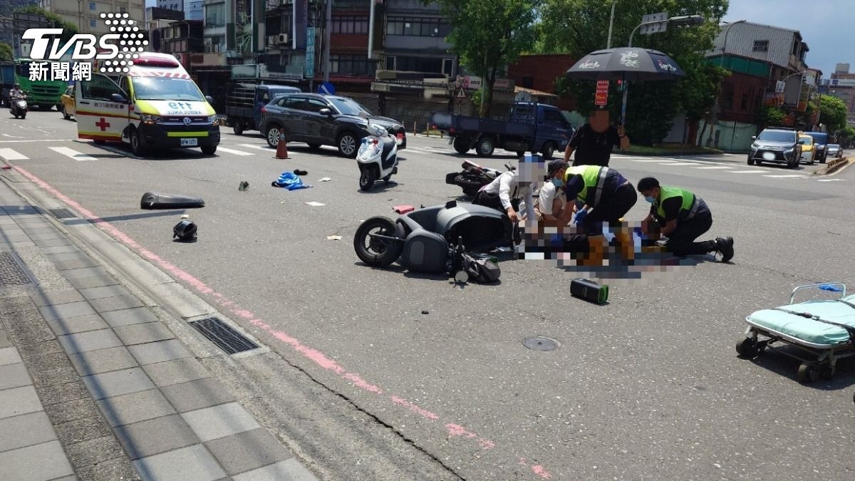 警消人員到場搶救。(圖/TVBS)