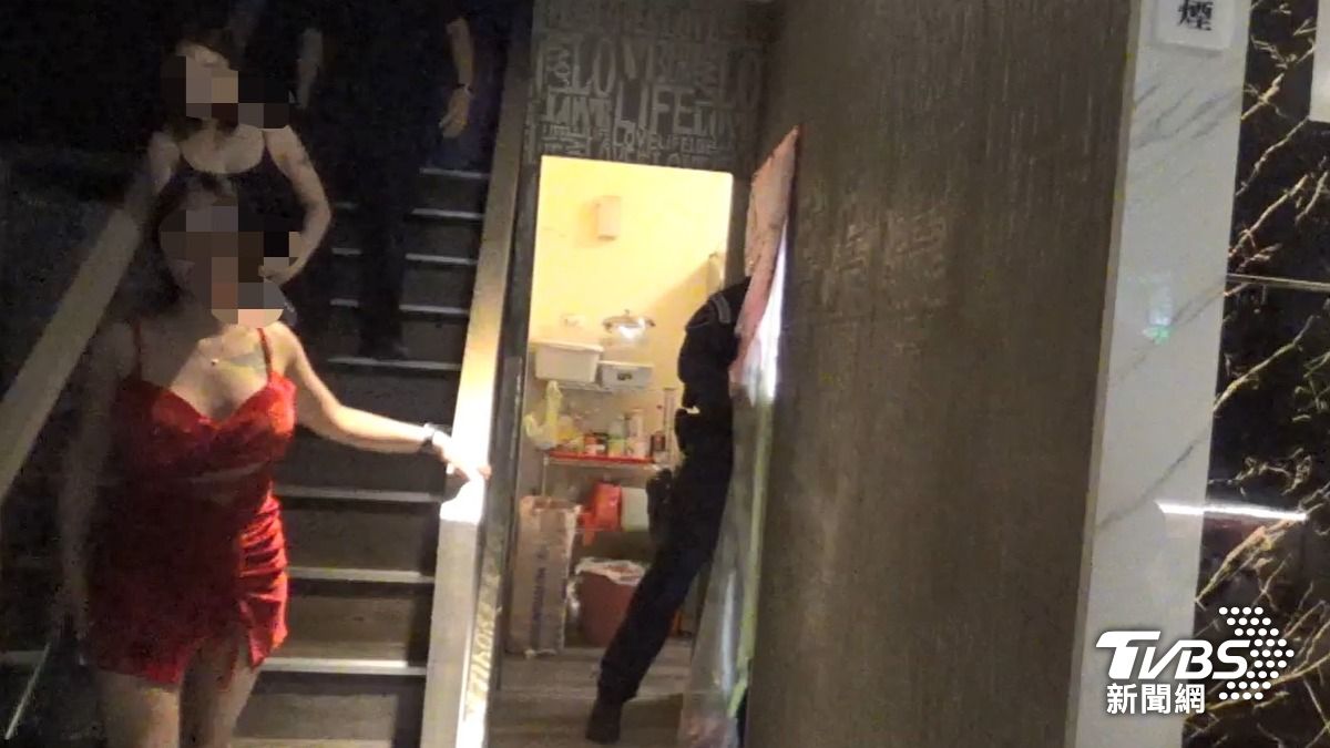 穿低胸紅戰袍準備上工!基隆養生館性交易 越、泰女見警傻眼