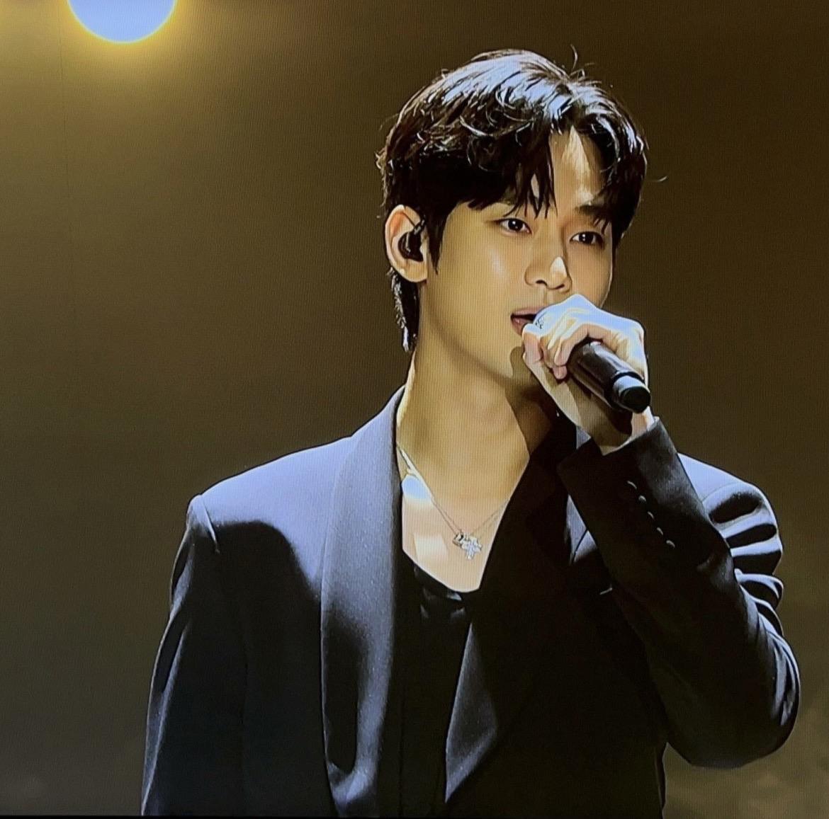 金秀賢是南韓演而優則唱代表之一。(圖/翻攝自@ soohyun_k216 IG)
