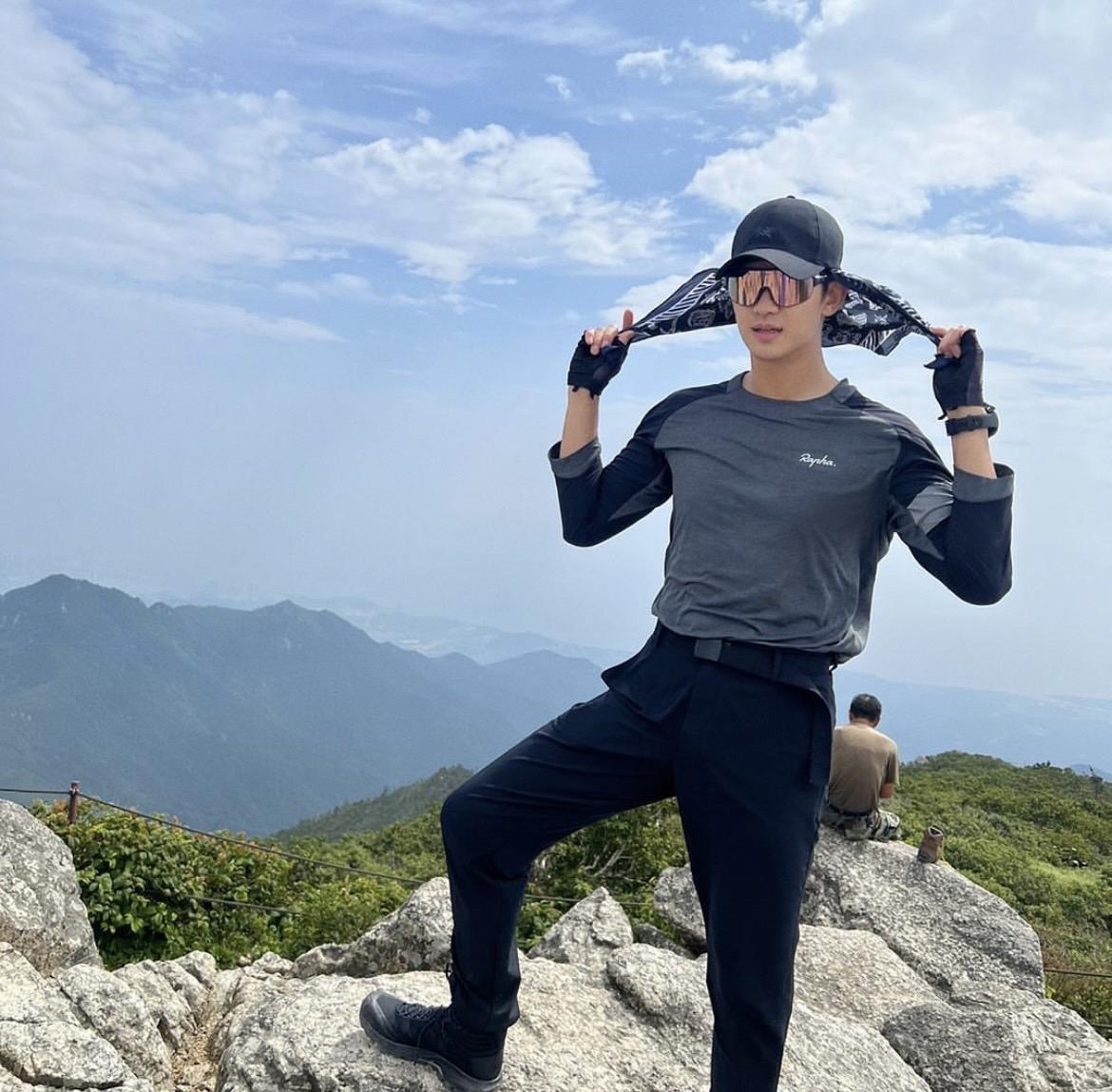 金秀賢擁有180公分的身高和精實的身材,當兵後更考取了「特級戰士」的資格證。(圖/翻攝自@ soohyun_k216 IG)