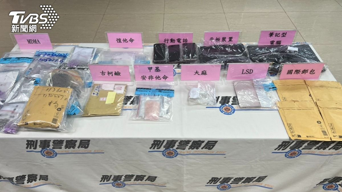 刑事局警方查獲毒品、平信、聯絡手機等證物。(圖/張貴翔攝)