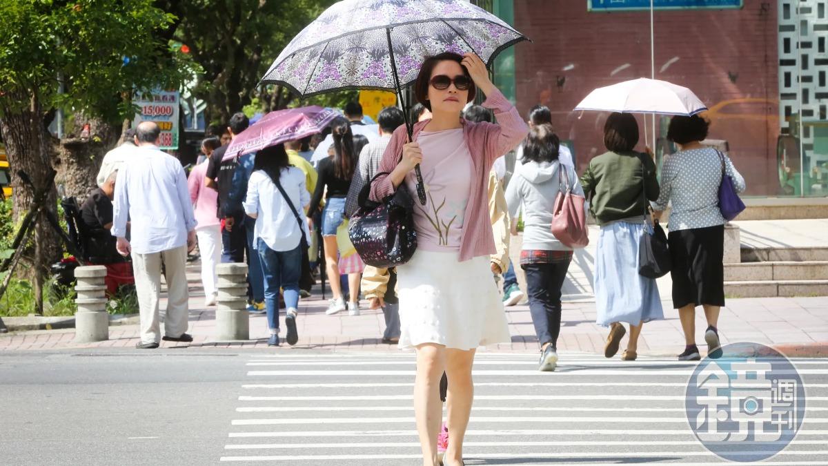 今年夏天「異常悶熱」？鄭明典揭1關鍵：海風調節失靈