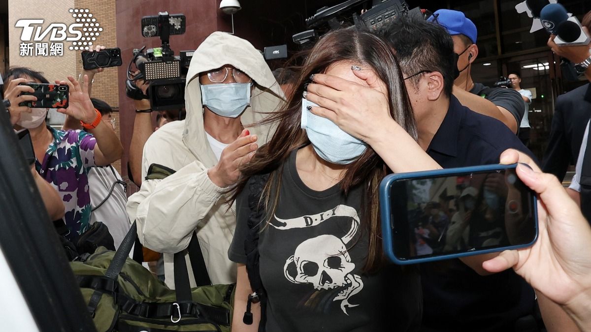 撞總統府男與妻子一同離開。(圖/葉志明攝)