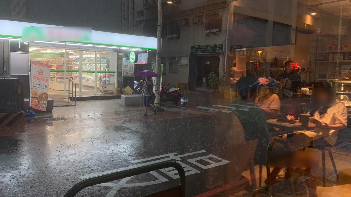 白天像晚上！永和炸雷雨「一片黑」　台北人掀共鳴：突然昏天暗地
