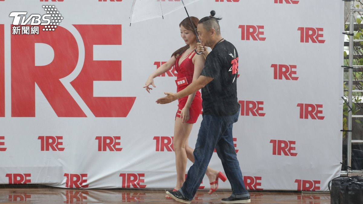 邰智源雨中密會日本AV女優? 「甜撐一把傘」照片曝光