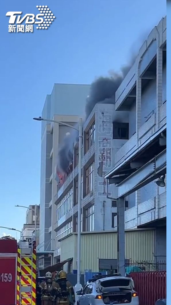 現場為4樓建築物,有濃煙、火舌冒出。(圖/TVBS)