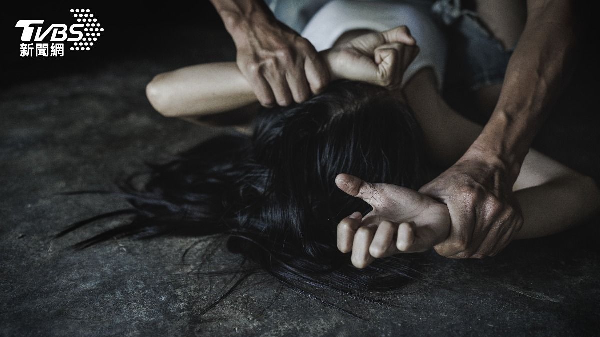媽入獄留16歲愛女在家！台中色伯伸狼爪襲胸　111萬換緩刑