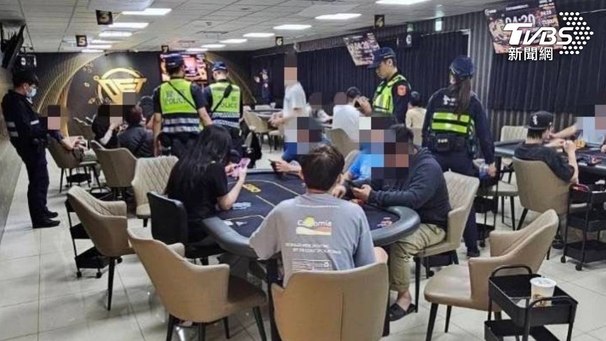 雲林警方對遊蕩的青少年進行勸導。（圖／TVBS）