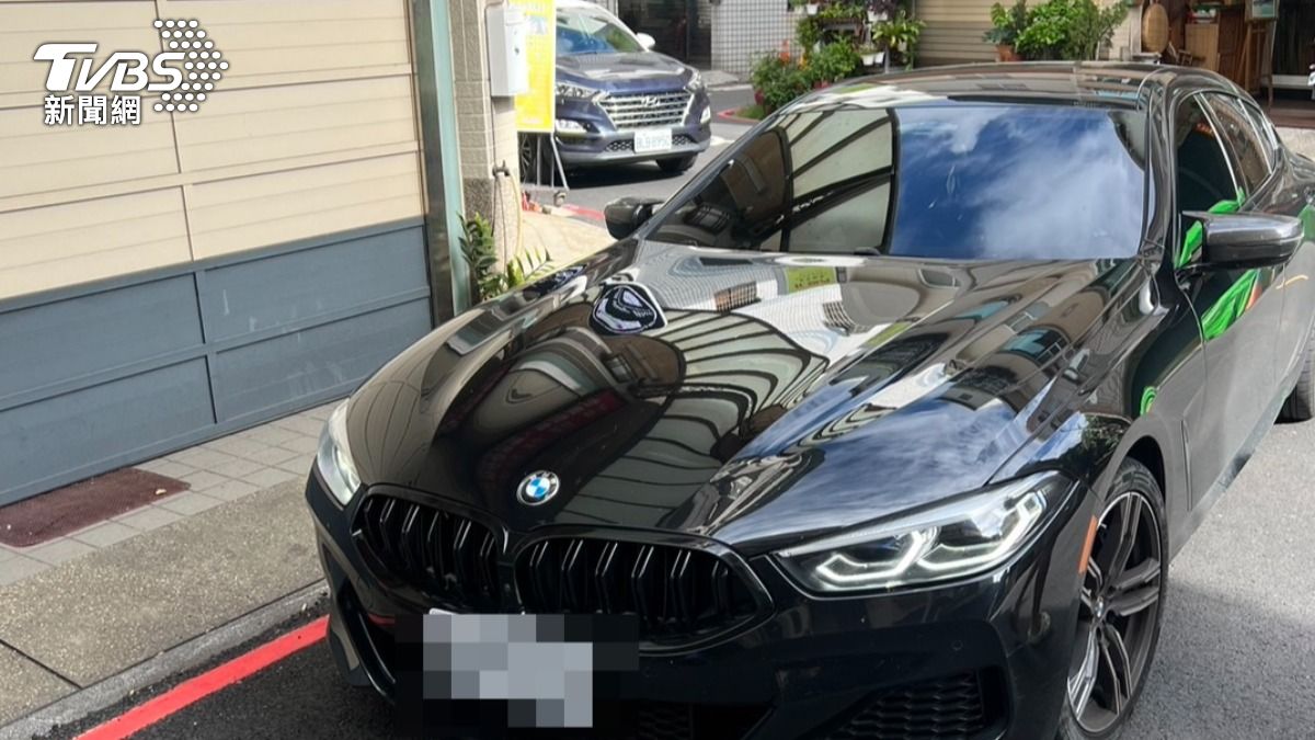 男子竊取路邊未熄火的BMW並開車衝撞銀樓。(圖/TVBS)