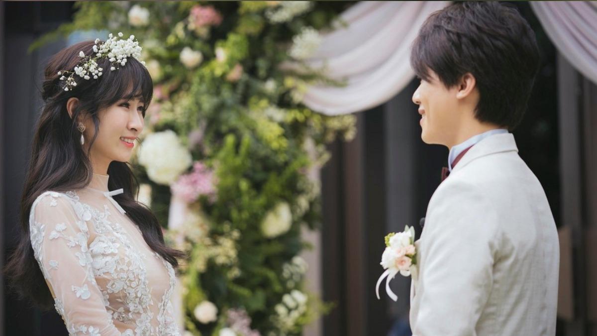 HowHow與鄧福如於2019年結婚,愛情、事業兩得意。(圖/翻攝自HowHow臉書)