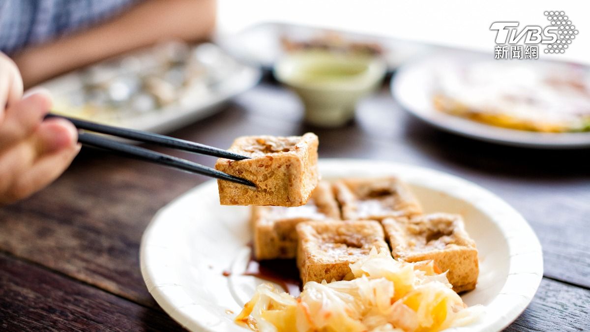 臭豆腐經過發酵，容易產生黃麴毒素、赭麴毒素，透過高溫油炸才能去除毒素。（示意圖／shutterstock達志影像）