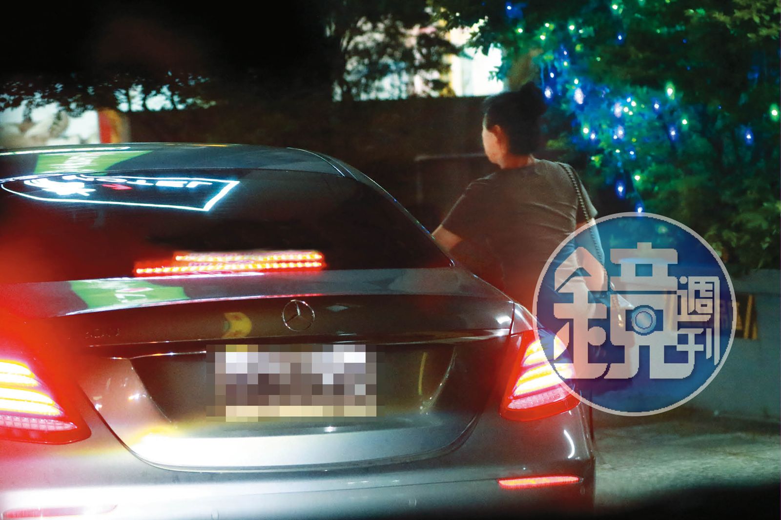 6月20日19:50,從江坤俊的賓士副駕現身的熟女,據查她是護理師,而且兩人已在院內傳出緋聞。(圖/鏡週刊)