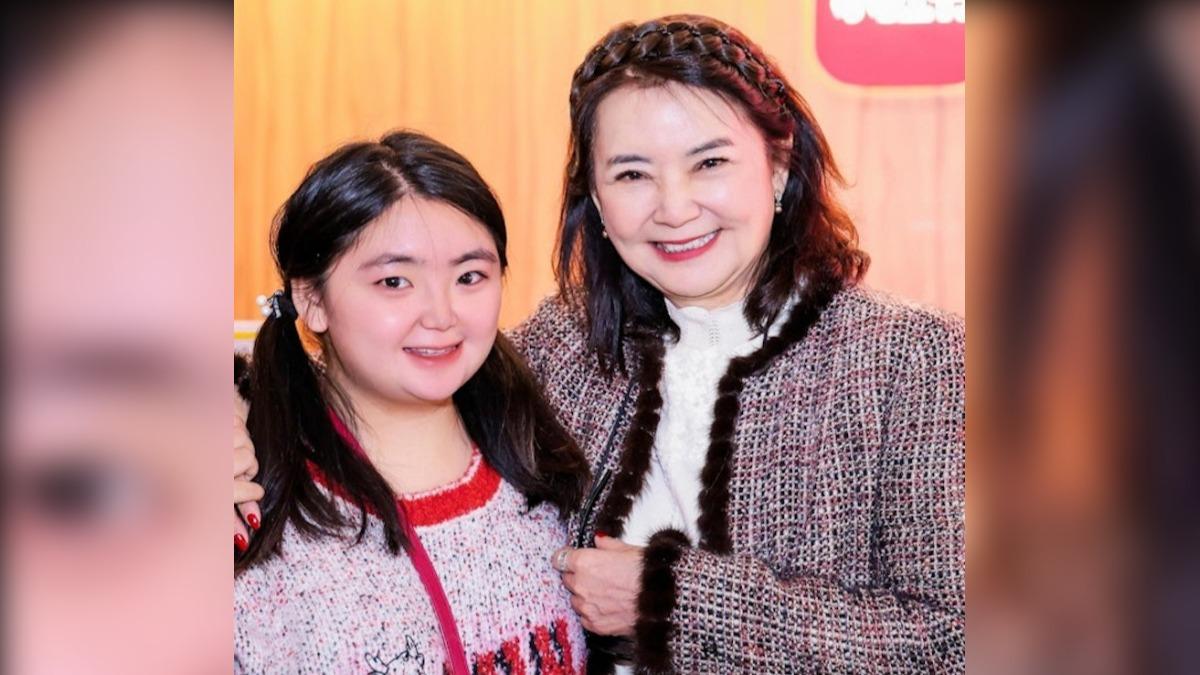 胡慧中愛女充滿自信!亮麗展現大碼身材 首推個人詩集進軍書界