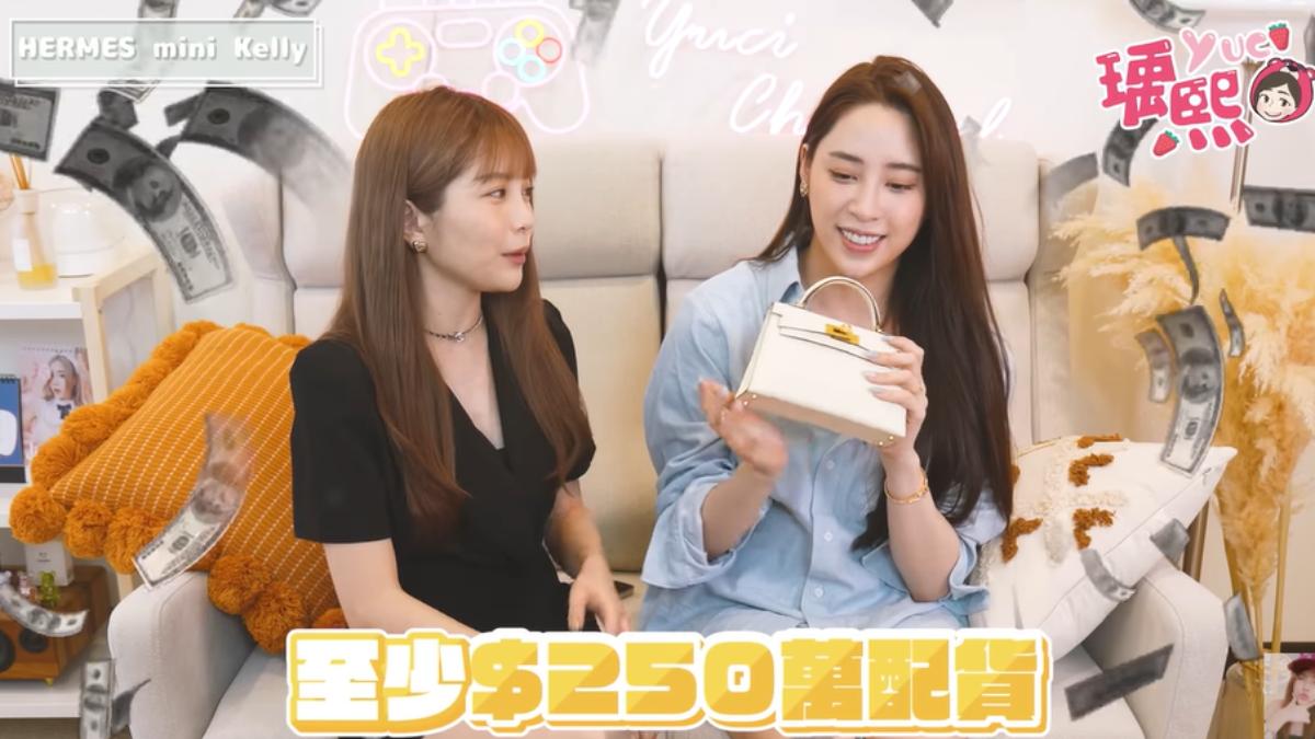 歐陽妮妮(右)公開珍貴名牌包。(圖/翻攝自YouTube)