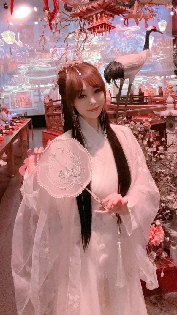 小蜜桃姐姐古裝扮相俏麗,她的新歌同樣也是走中國風。(圖/上海瑀寶文化傳播有限公司提供)
