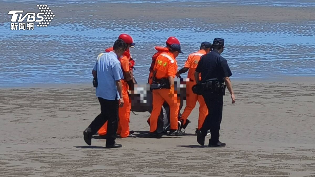 海巡人員將遺體抬上岸。(圖/TVBS)