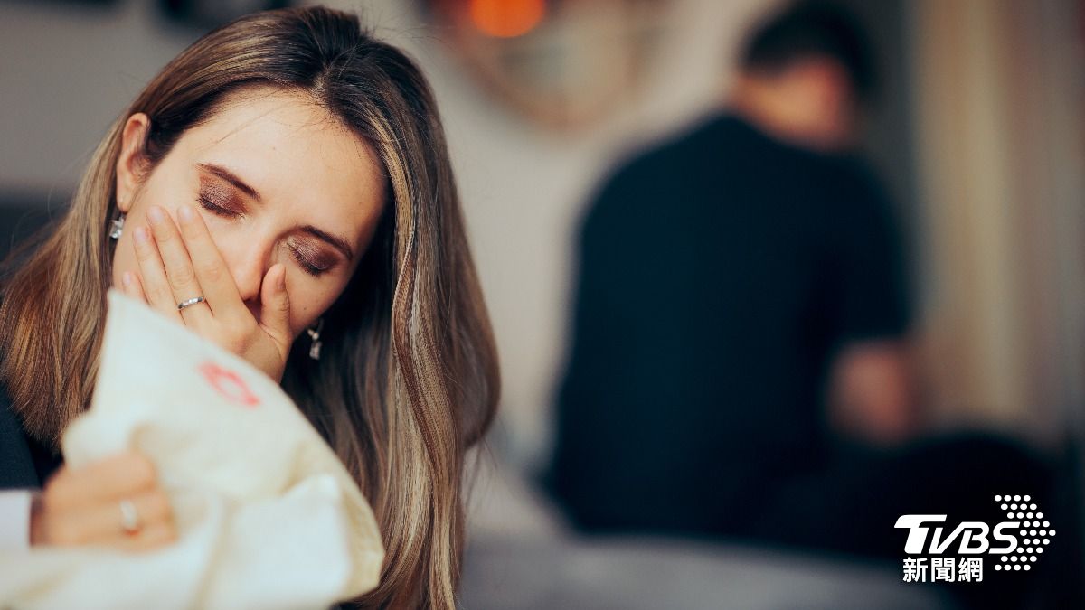 這名人妻事後趁丈夫上班時聯繫1位離婚律師,整理相關文件後便帶著兒子搬離家裡。(示意圖,非當事人/達志影像shutterstock)