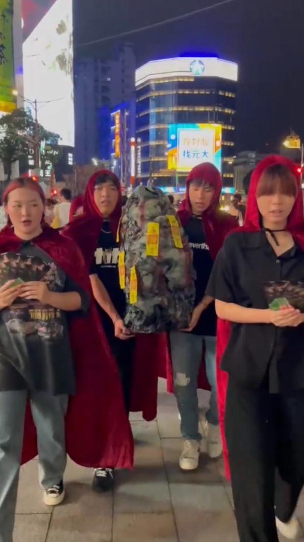 片商舉辦造勢活動，紅色斗篷教徒現身台北街頭。（圖／CATCHPLAY提供）