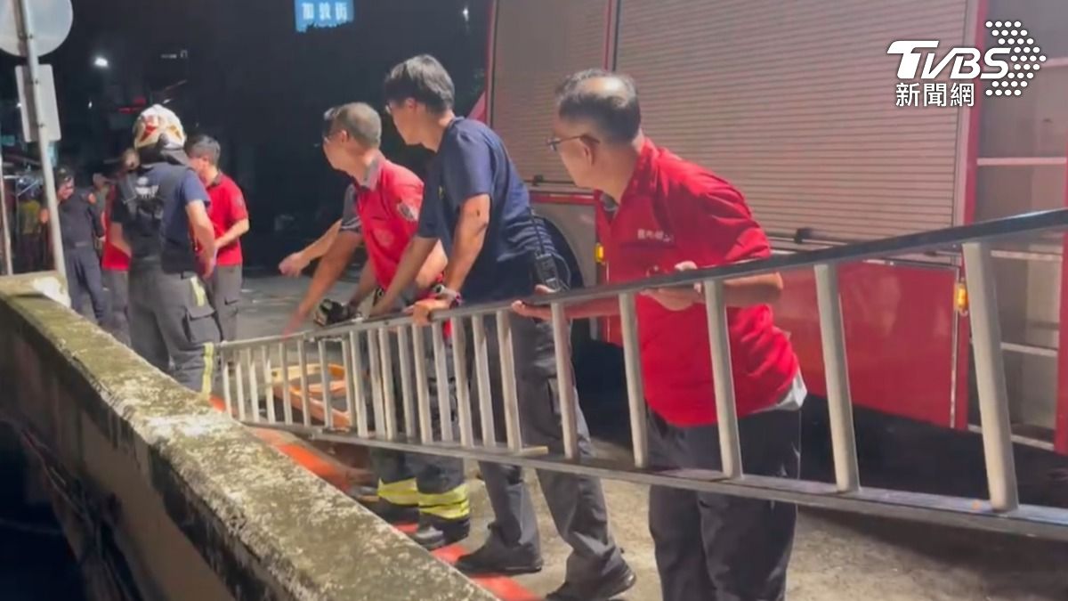 救護人員到場救援送醫。(圖/TVBS)