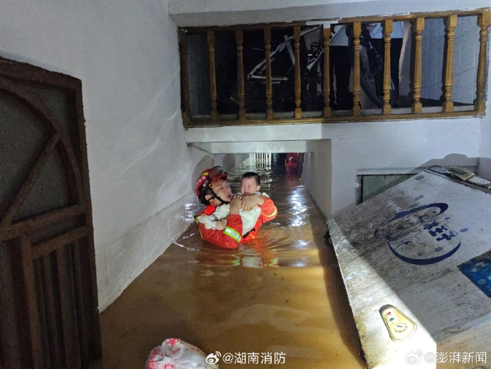 不少民眾受困。(圖/翻攝自微博)