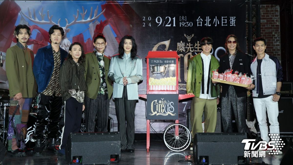 宇宙人（右）特地送爆米花祝賀麋先生，祝賀他們票房爆炸。（圖／趙世平攝）