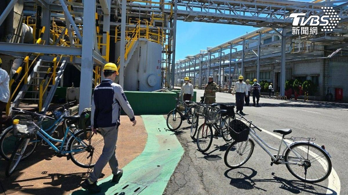 消防局出動9車24人前往搶救。(圖/TVBS)