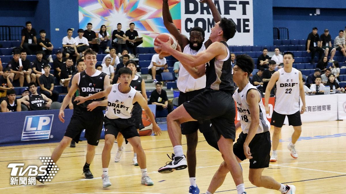 外籍生聯合主張,希望被新聯盟公平對待。(圖/葉志明攝)