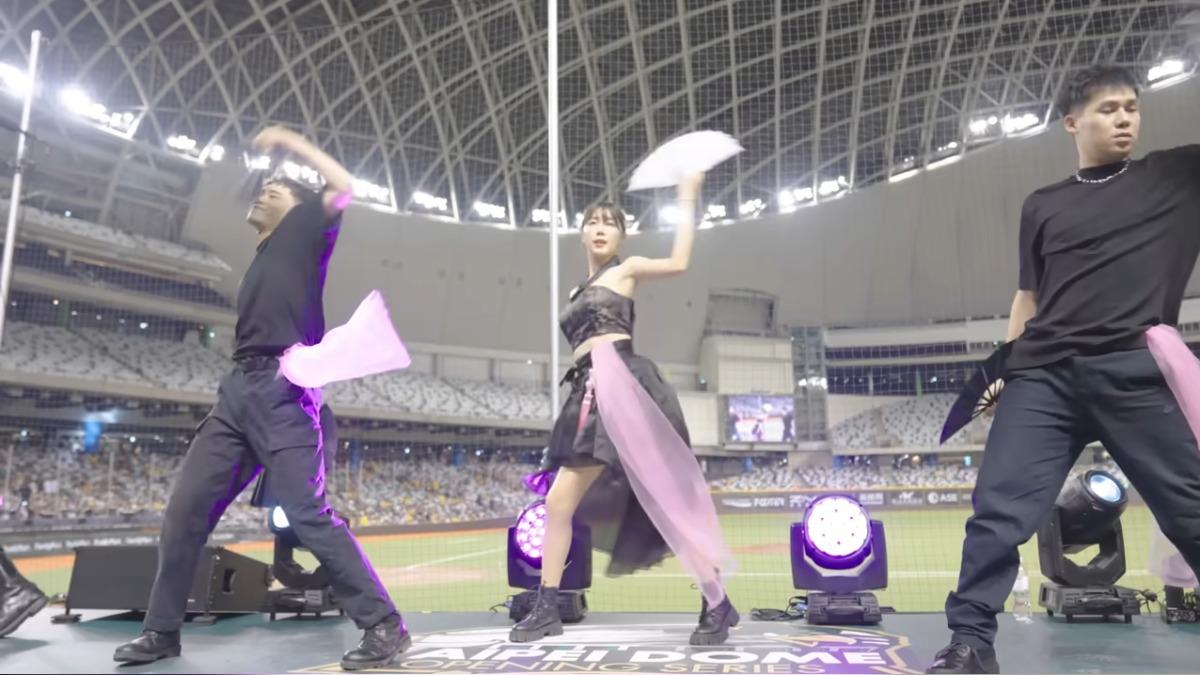 安芝儇穿上訂製韓服,與舞者老師們首登大巨蛋演出,先前還為此表演閉關密訓。(圖/翻攝自安芝儇YT)