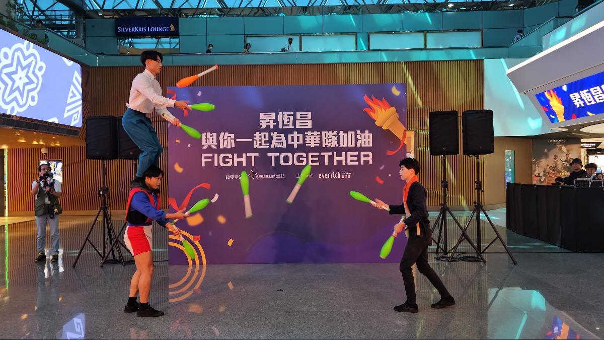 奧運演出馬戲團機場首演　遊客先睹為快