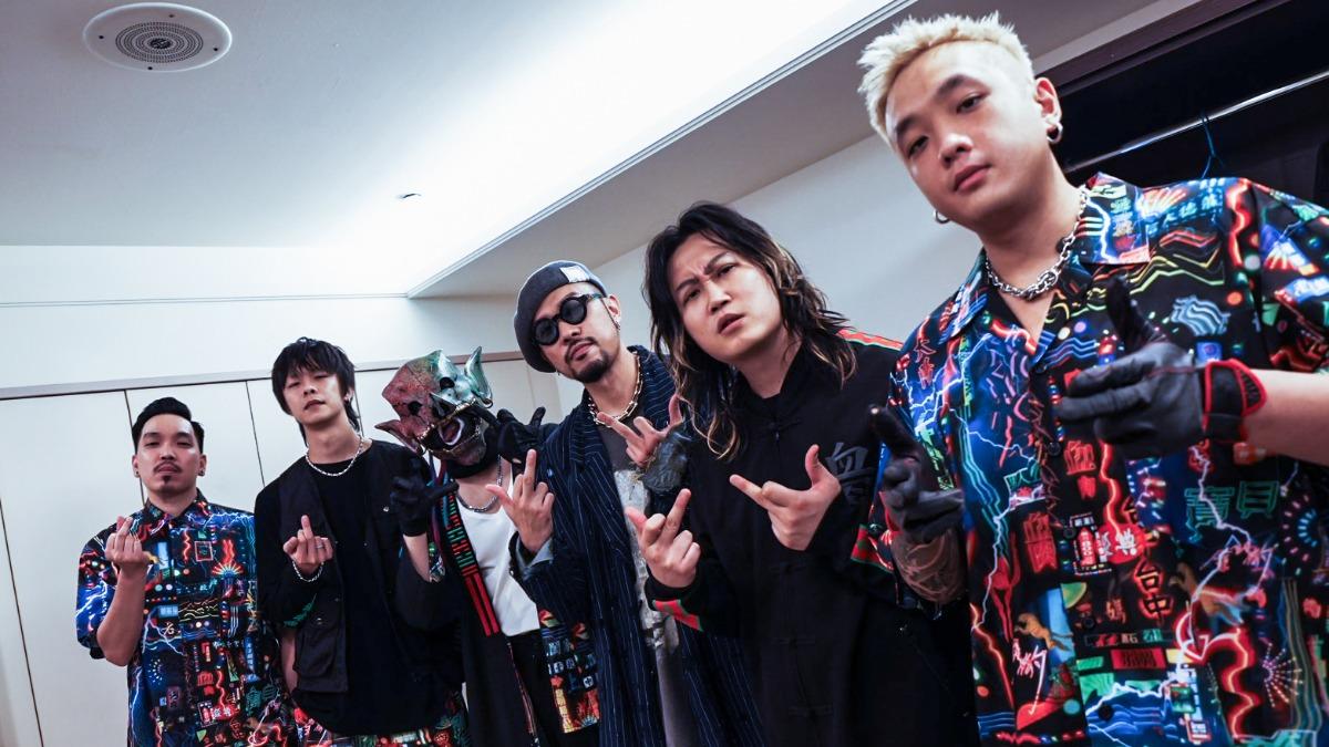 血肉果汁機和熱狗在金曲後台相見歡。(圖/血肉果汁機提供)