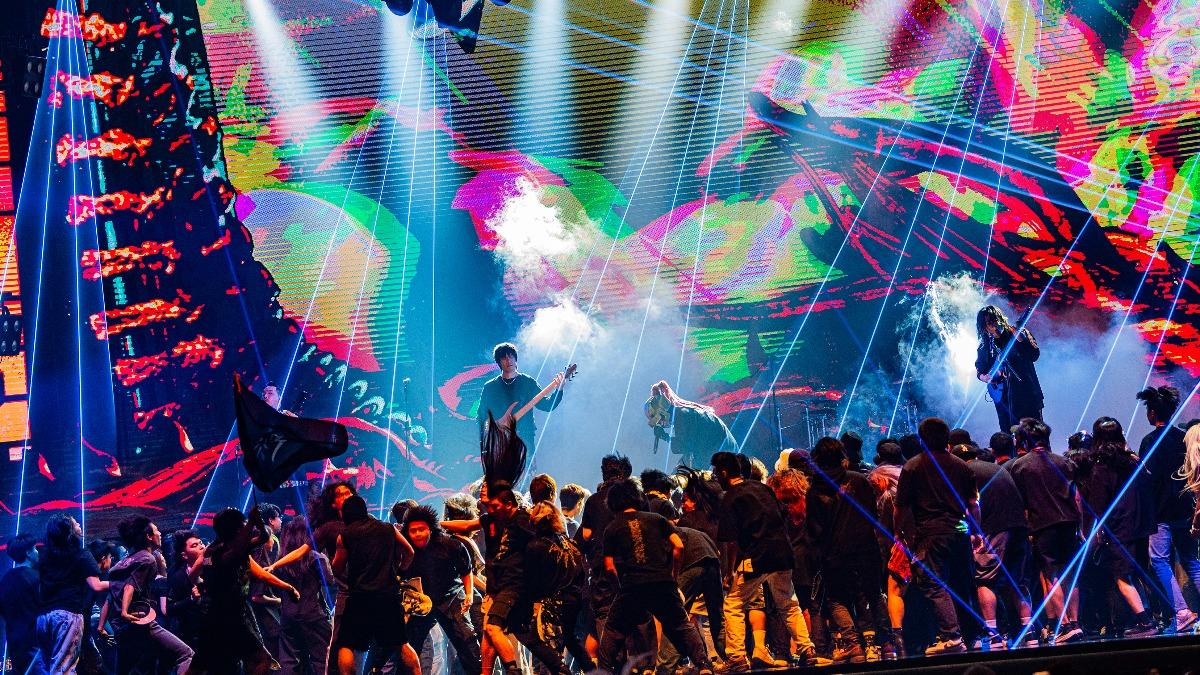 血肉果汁機在金曲獎帶來超炸演出,更邀200位歌迷一起狂歡。(圖/血肉果汁機提供)