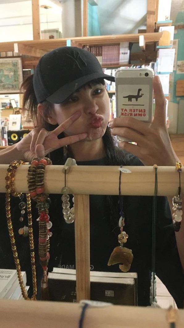 安心素顏對鏡俏皮吐舌自拍。(圖/翻攝自安心亞IG)